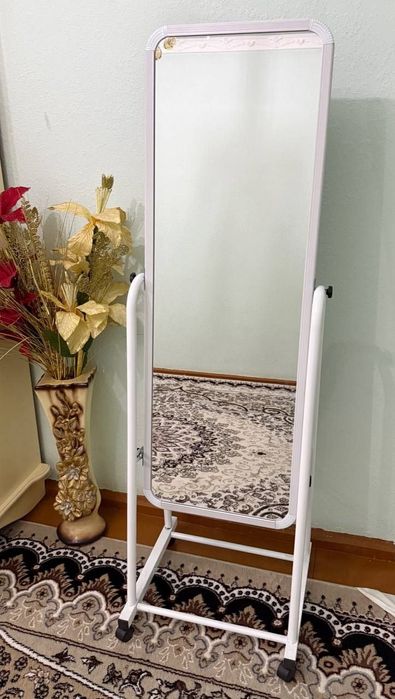 Зеркало на колесах. Металлическая