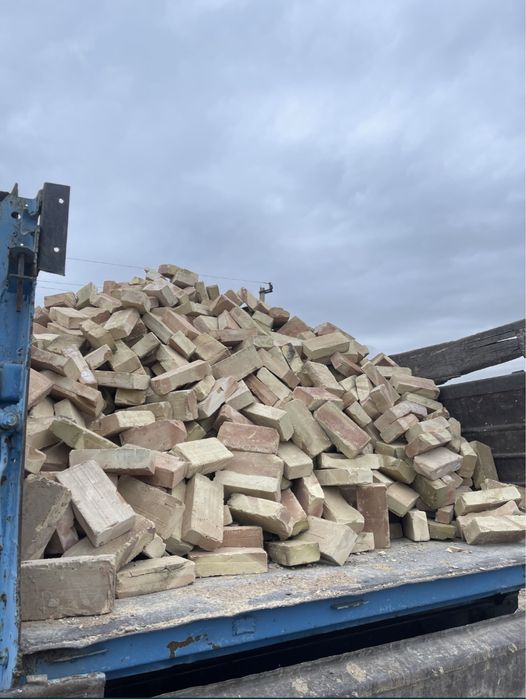 Кирпич штучный 33 тг………………………