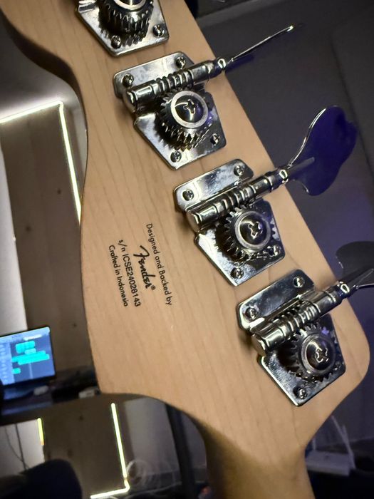 Бас китара Squier by Fender