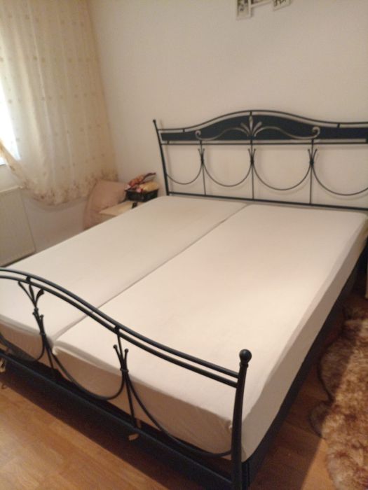 Pat matrimonial 200x200 cu doua saltele+doua noptiere