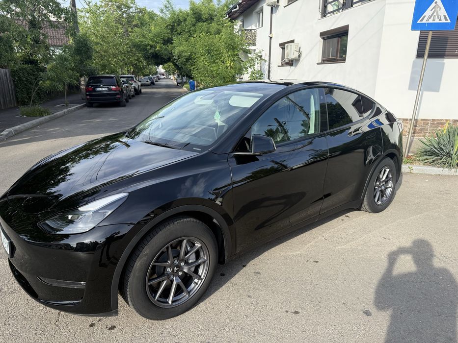 Tesla Y 2024 RWD Standard Range Premium