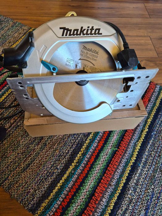 ПродавамРъчен циркуляр makita HS0600
