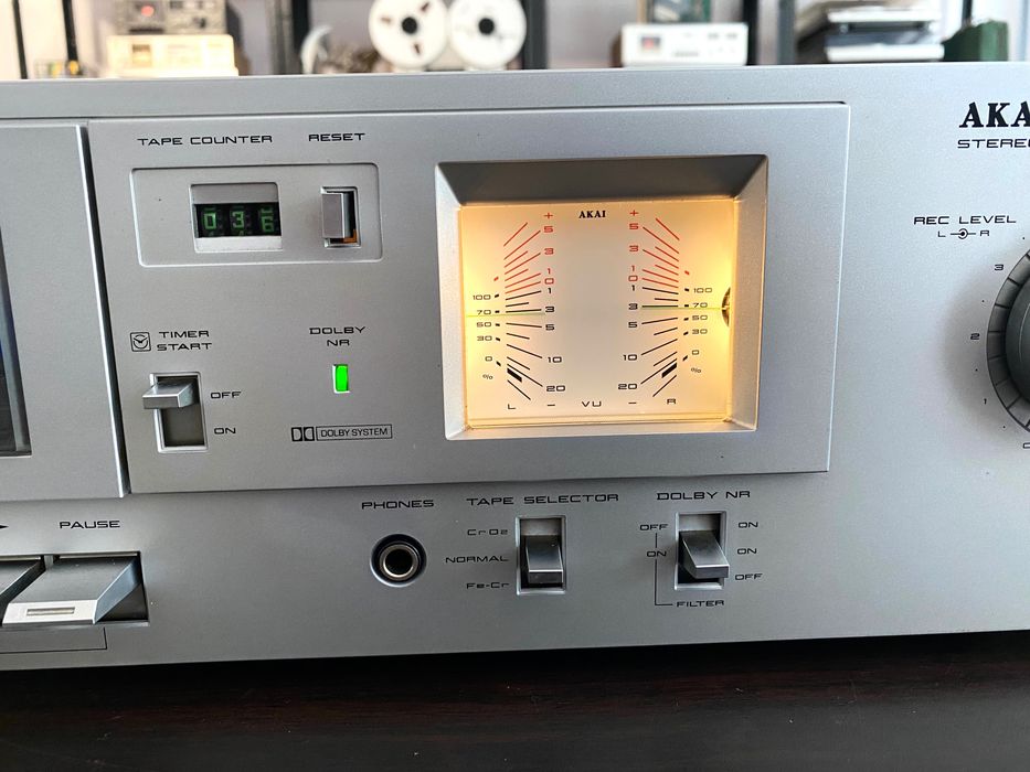 Касетен дек Akai
