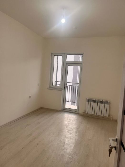 Янги Дархон.   Сдается.  2 х комнатная. Пустая.