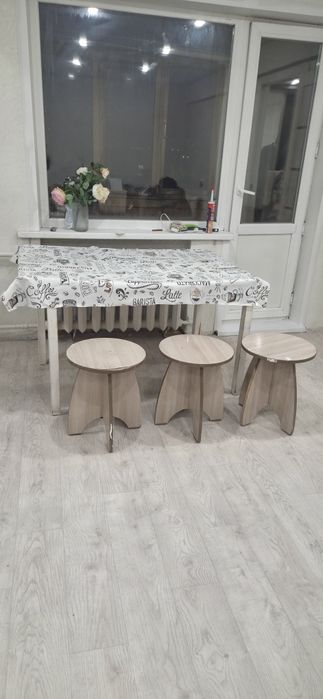 Отдам стол и 3 табуретки