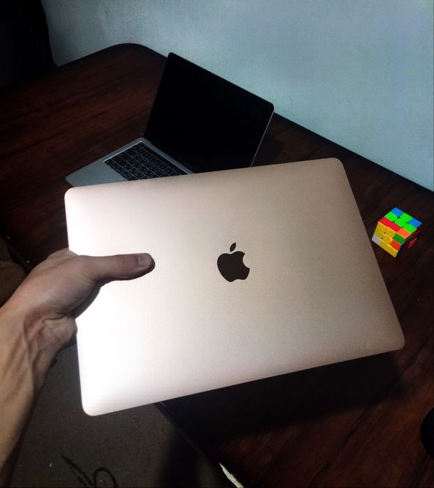 MacBook M1 air ideal ni holatda ishlashi zo'r hech qanaqa aybi yo'q