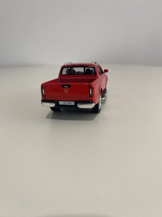 1:42 Kinsmart Mercedes-Benz X-Class