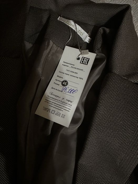 Продам костюм новый