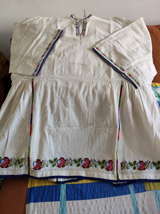 Cămașă bărbătească din costumul popular românesc.