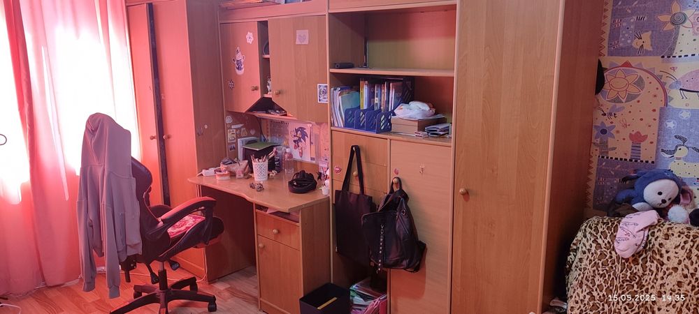 Двухъярусная кровать и рабочий стол школьника