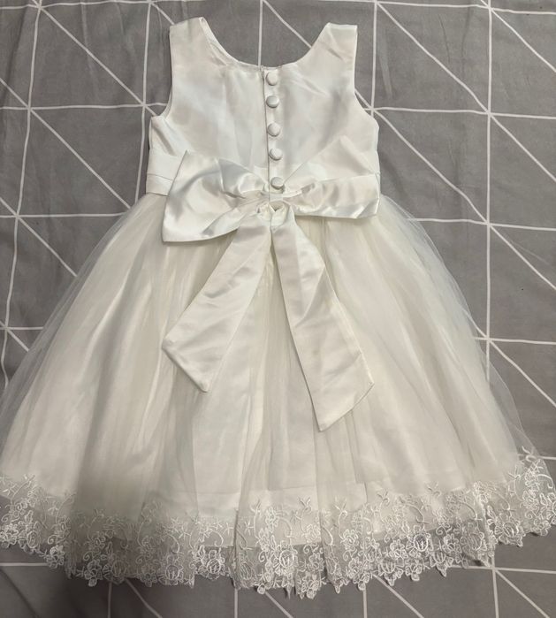 Бяла сватбена рокля