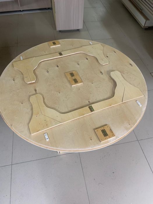 Продам круглые столы.