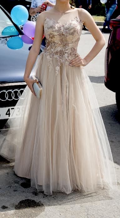 Продавам бална рокля