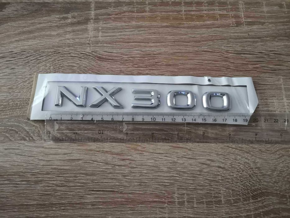 сребрист надпис Lexus NX 300
