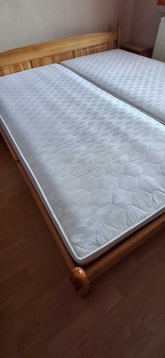 Спалня от естествена дървесина