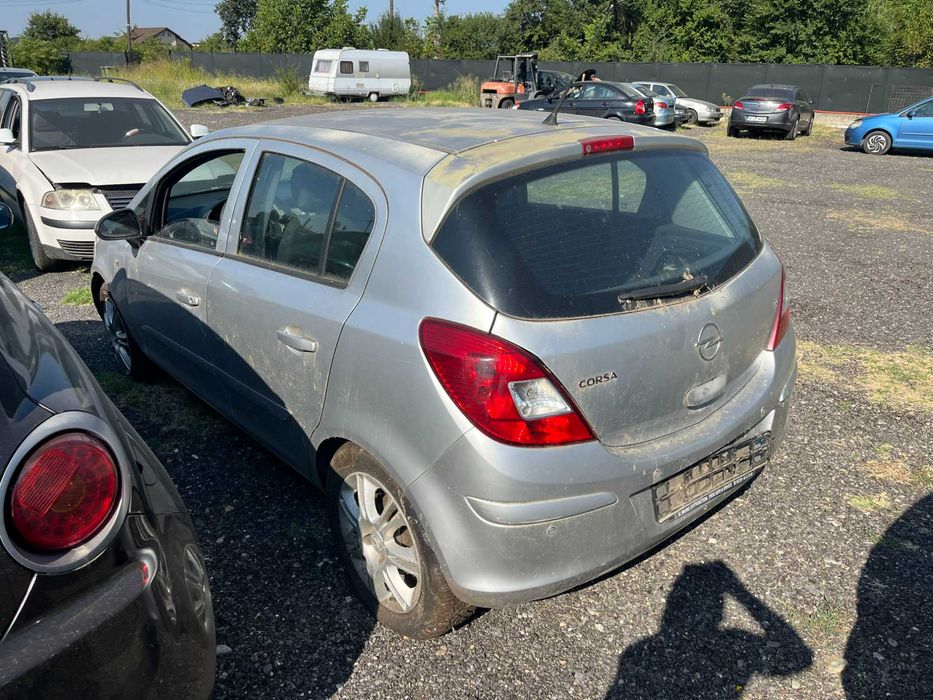 Dezmembrez Opel Corsa D 1,4 benzina gri argintiu 4 usi 2007