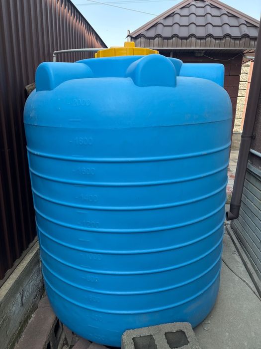Продам пластиковую бочку 2000 литр