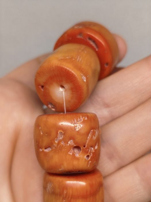 Коралловые массивные бусы