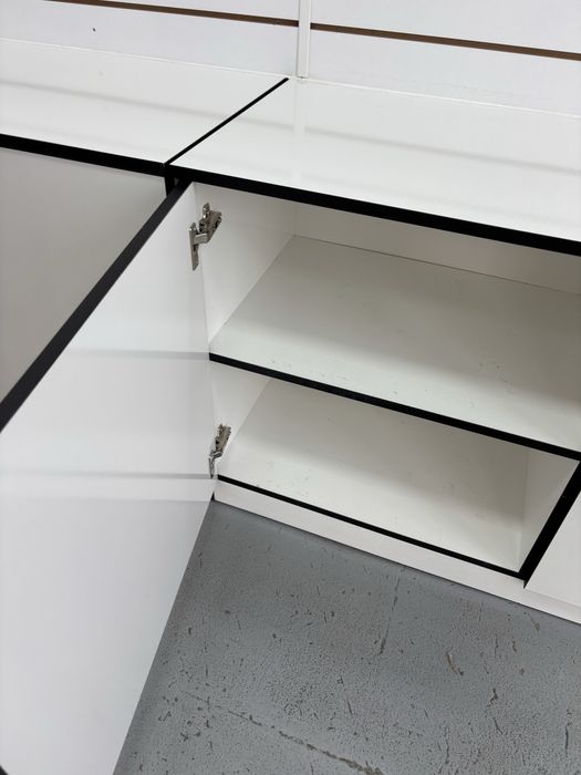 Витрины с панелями 12 местров