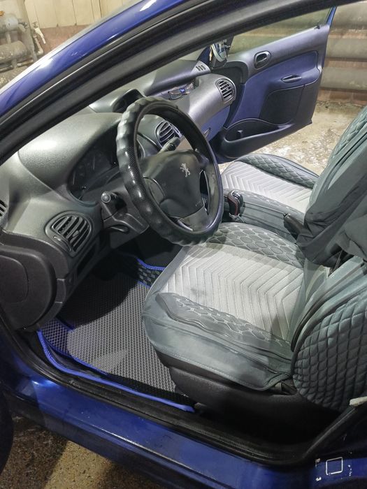 Продам автомобиль Пежо 206.