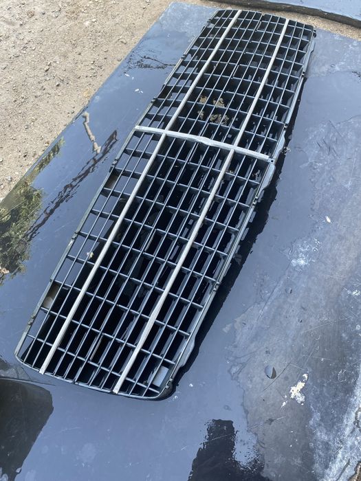 Продам решетки на радиатор мерседеса 124