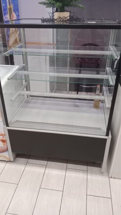 Продам витринный холодильник