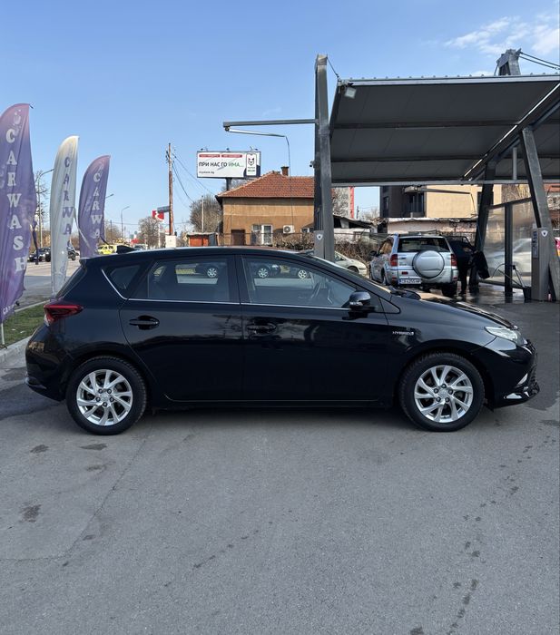 Toyota Auris 1.8/ Hybrid/ E-CVT/ 136 к.с