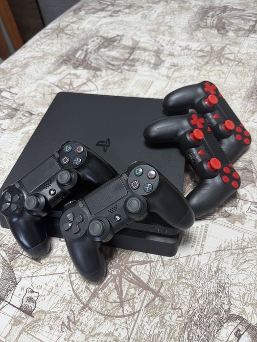 Playstation 4 slim с 3 джойстика и игри