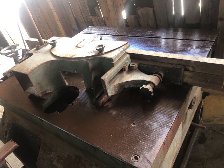 Masina de frezat cu freze cu coada FAS