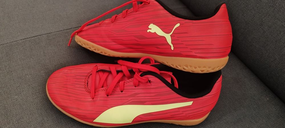 Vând ghete noi fotbal puma 37