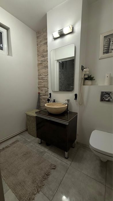 Inchiriez apartament cu 2 camere cu parcare
