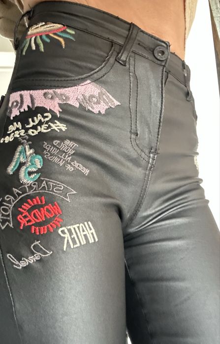 Pantaloni XS mulati cu model