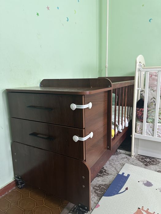 Детская кроватка, коляска (1), стульчик для кормления, шезлонг