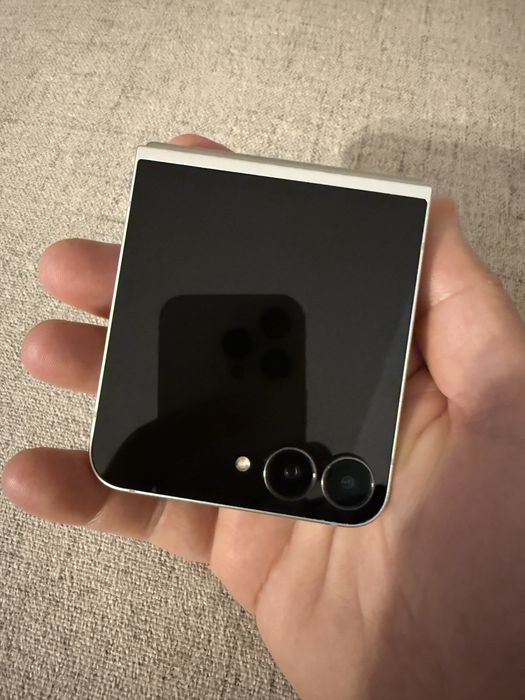 Samsung Galaxy Z flip 7 fe white absolut ca nou