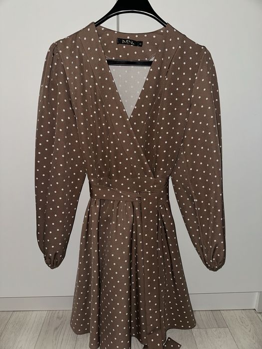 Коричневое платье на запах