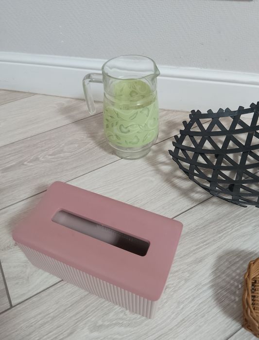 Вазы, корзины, графин, салфетница.