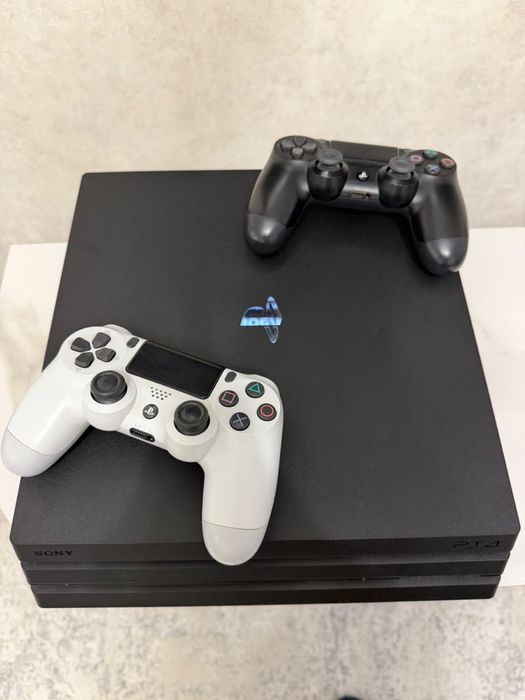 PS4 PRO 1TB + Два оригинальных джостика и много игр.