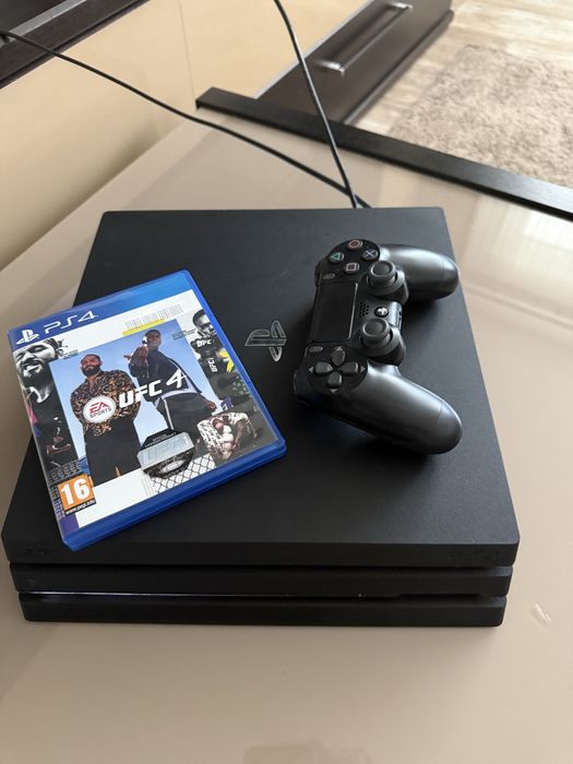 PS4 Pro 1TB cu un controller