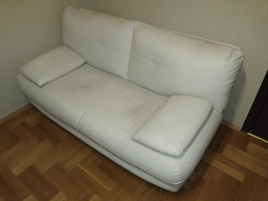Два Бели Кожени Дивана В Запазено Състояние