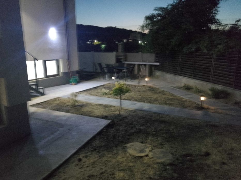 Închiriere apartament, confort de casă cu grădină privată