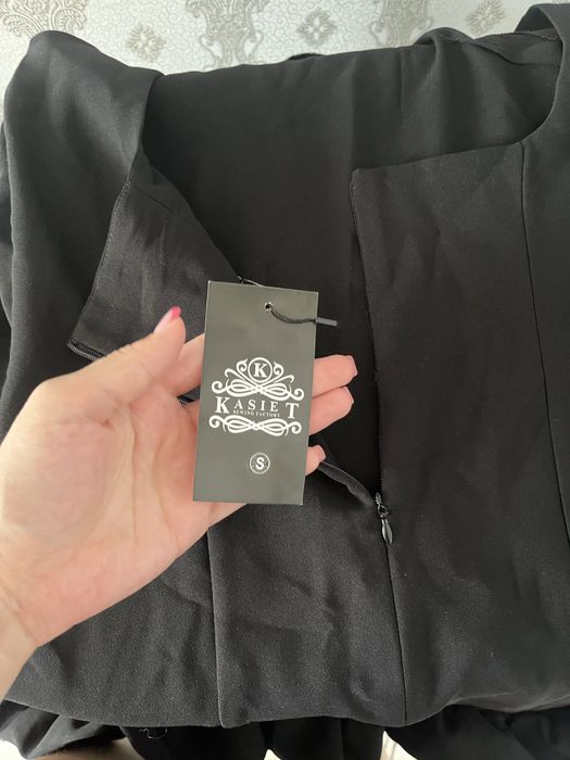 Стильное черное платье с оборками