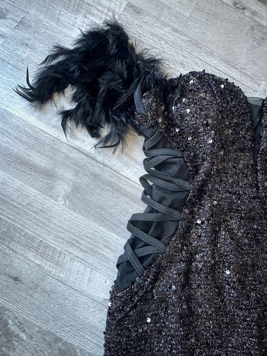 Нова къса черна рокля с пайети и пера