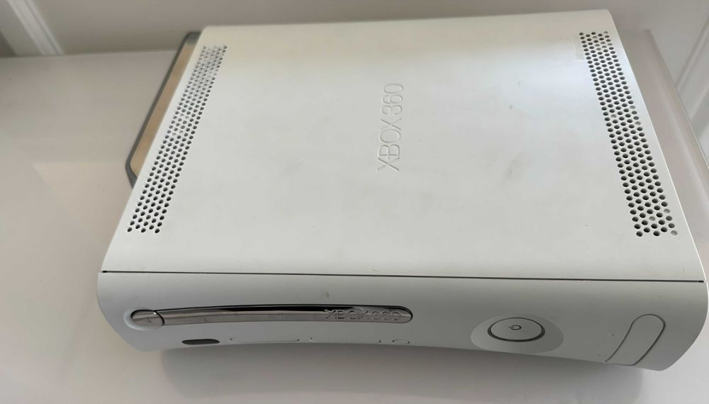 Продавам хбох 360 със 2 джойстика и около 10 игри