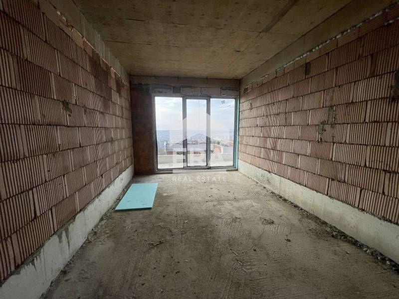 Eднофамилна новострояща се къща на три нива за продажба, с голям гараж