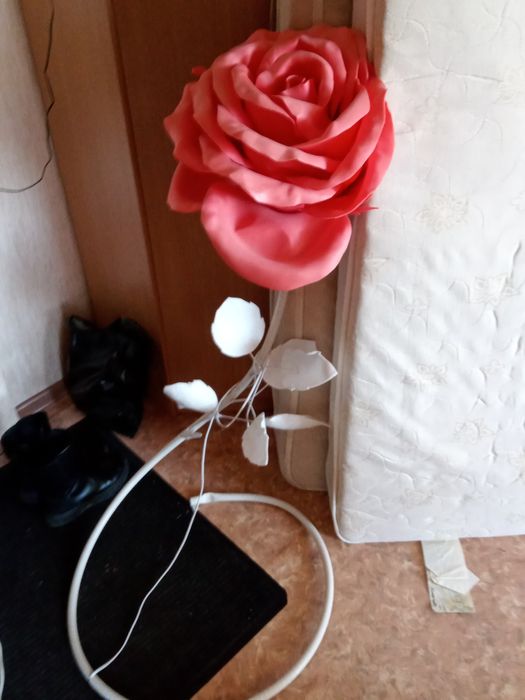 Продам матрас и светильник в форме розы.