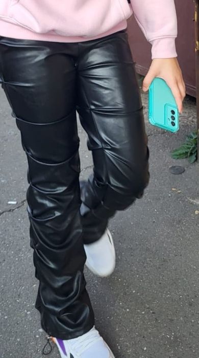 Vând pantaloni imitație de piele