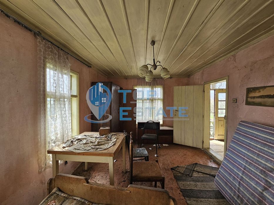 Двуетажна къща с голям двор в село Върбица, област Велико Търново