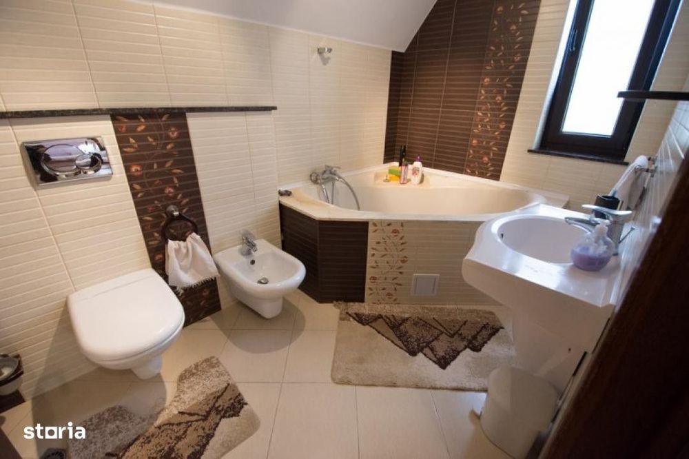 Vila 4 camere  cu piscina in Bucov.