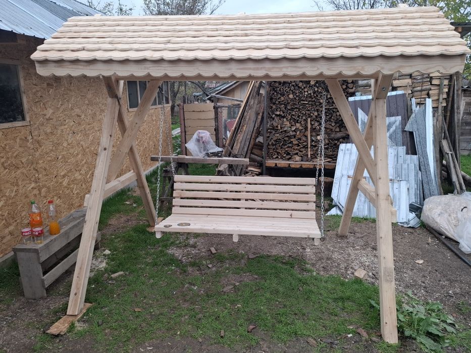 Balansoare si fântâne din lemn masiv