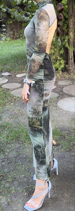 Елегантна дълга рокля с гол гръб